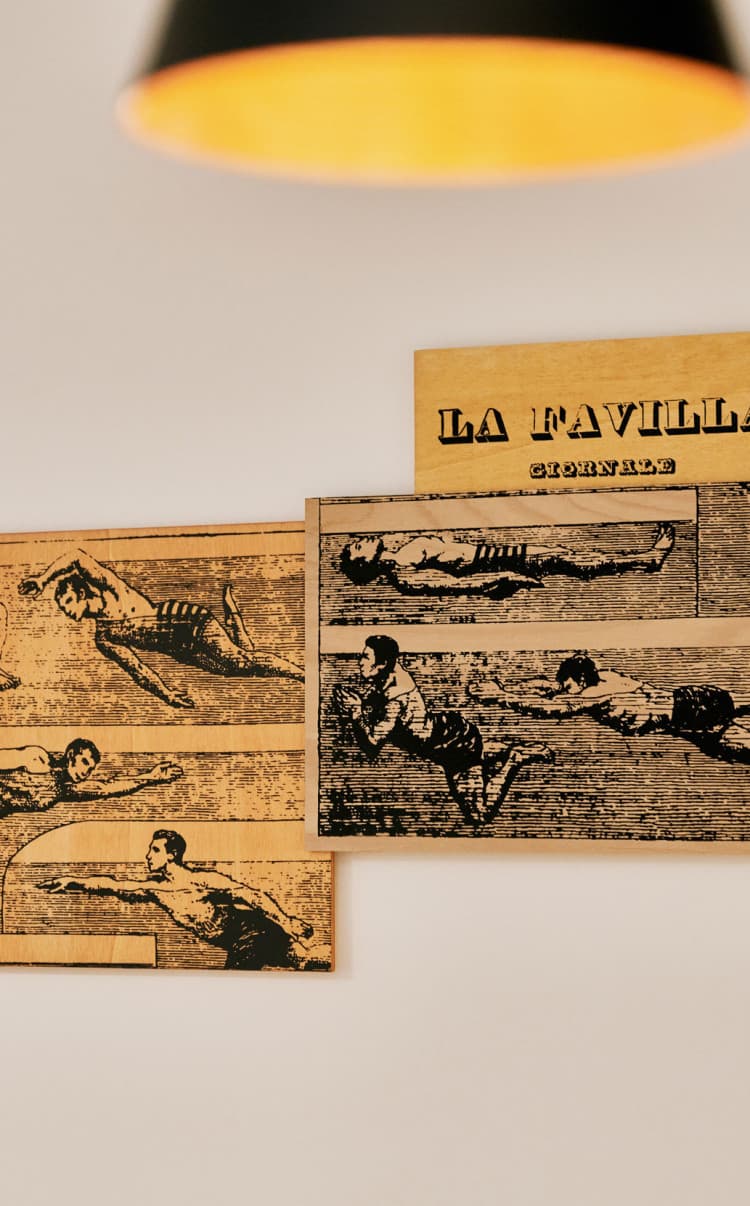 xZu sehen ist eine Detailaufnahme eines Kunstwerks, das in den Apartments ausgestellt ist. Es beschreibt das Hauptthema hinter dem Namen Ginnastica: Menschen, die Sport und Gymnastik in verschiedenen Disziplinen betreiben.