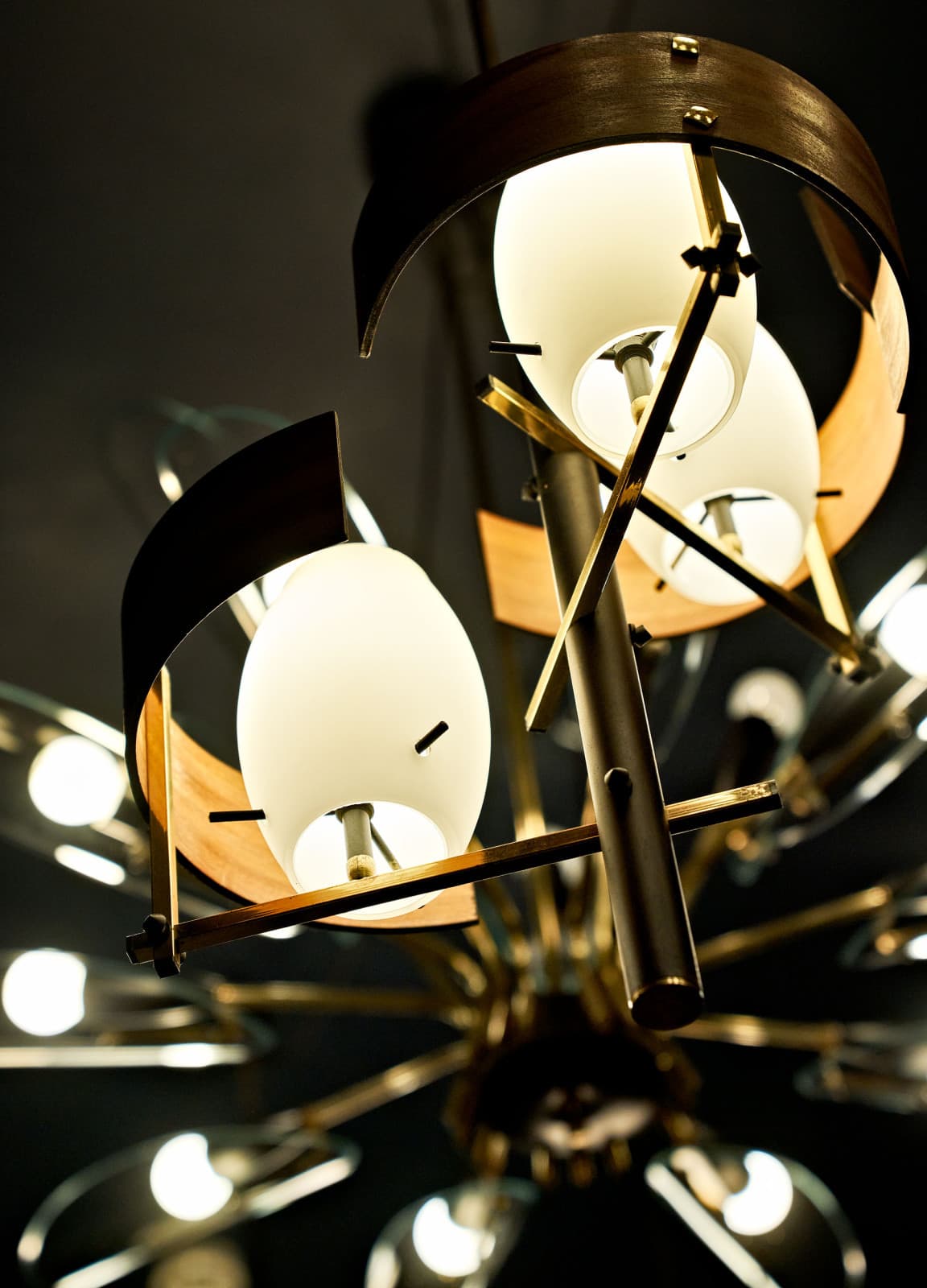 Detaillierte Aufnahme eines Kronleuchters, der bei URBANAUTS hängt, mit seinen besonderen Merkmalen im Fokus, während der Hintergrund leicht verschwommen ist.