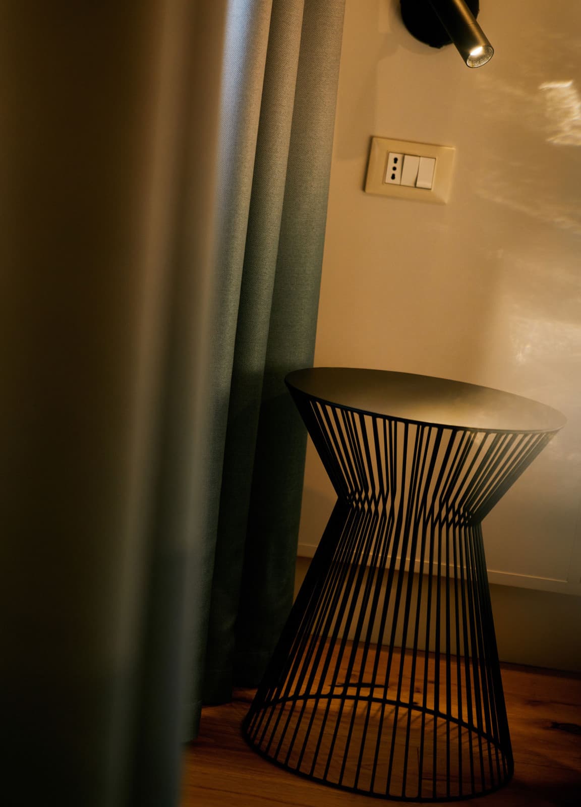 Zu sehen ist ein detailliertes Bild des urbanen Designs, welches mit einem historischen Haus kombiniert ist.