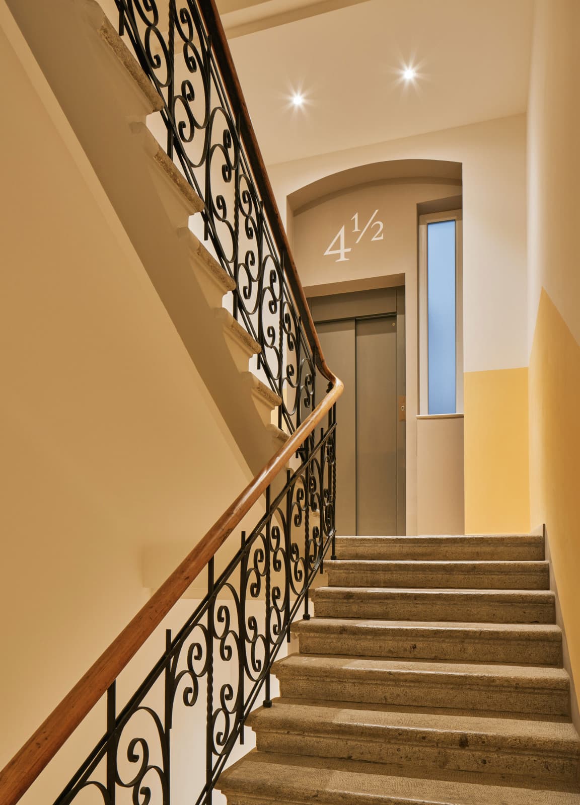 Gezeigt sind die Treppen der STUDIOS Ginnastica, die zum Aufzug führen, der alle Stockwerke miteinander verbindet.