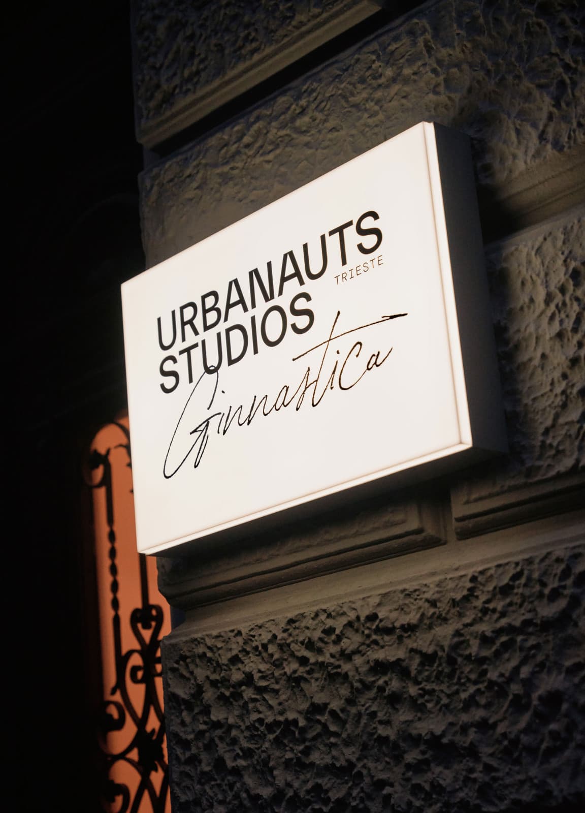 Begrüßen Sie die STUDIOS Ginnastica! Draußen werden die Gäste von einem leuchtenden Schild empfangen!