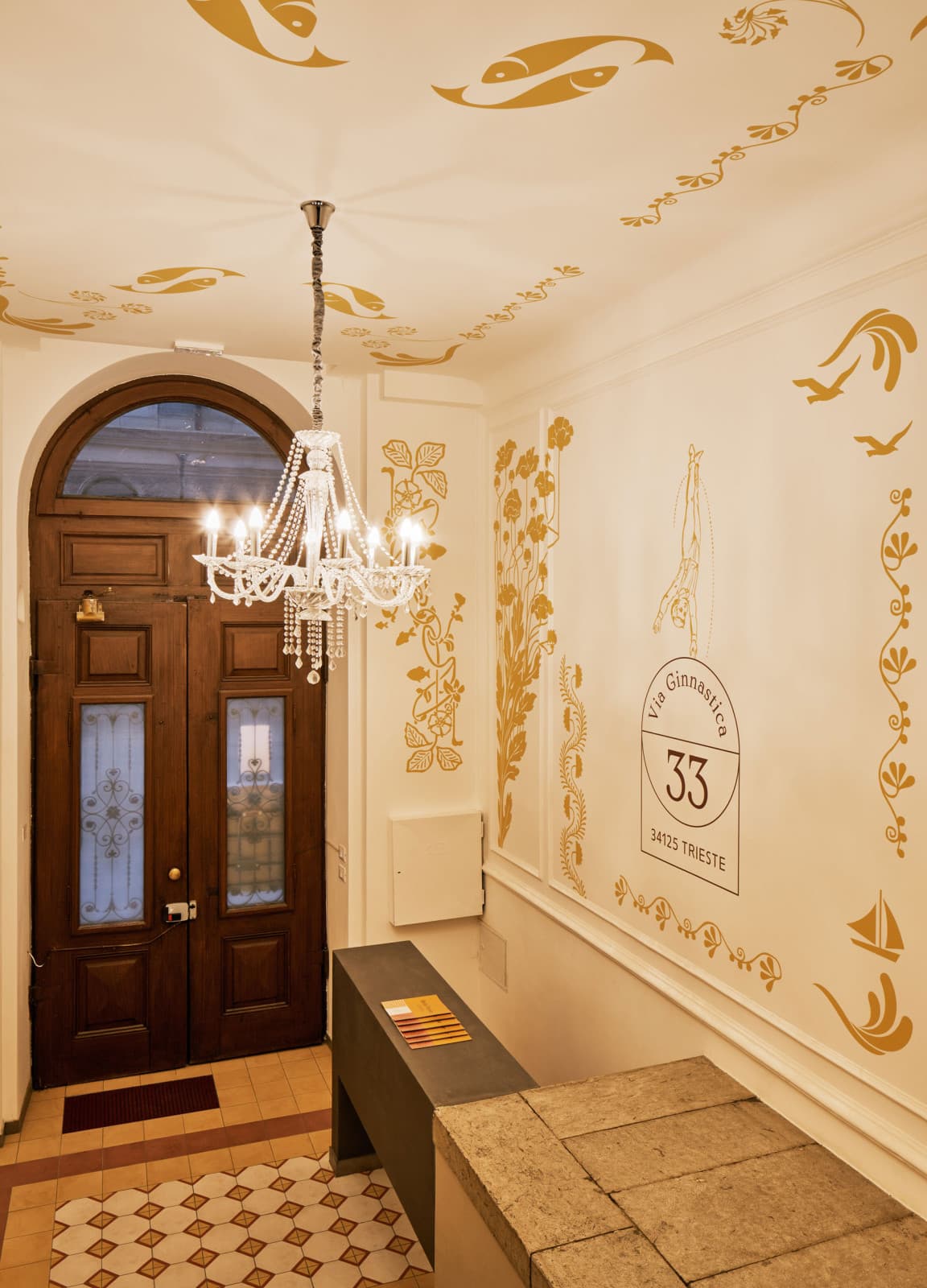 Der Eingang zu den STUDIOS wurde von einem unabhängigen Künstler wunderschön gestaltet, der die Schönheit des historischen Gebäudes eingefangen hat!