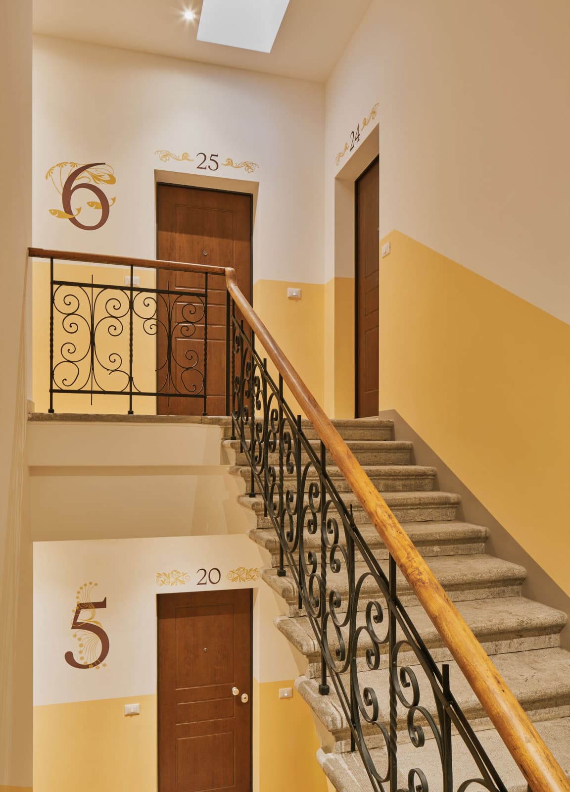 Zu sehen ist das Treppenhaus zu den Etagen 5 und 6. Die Studios befinden sich auf 6 verschiedenen Etagen.