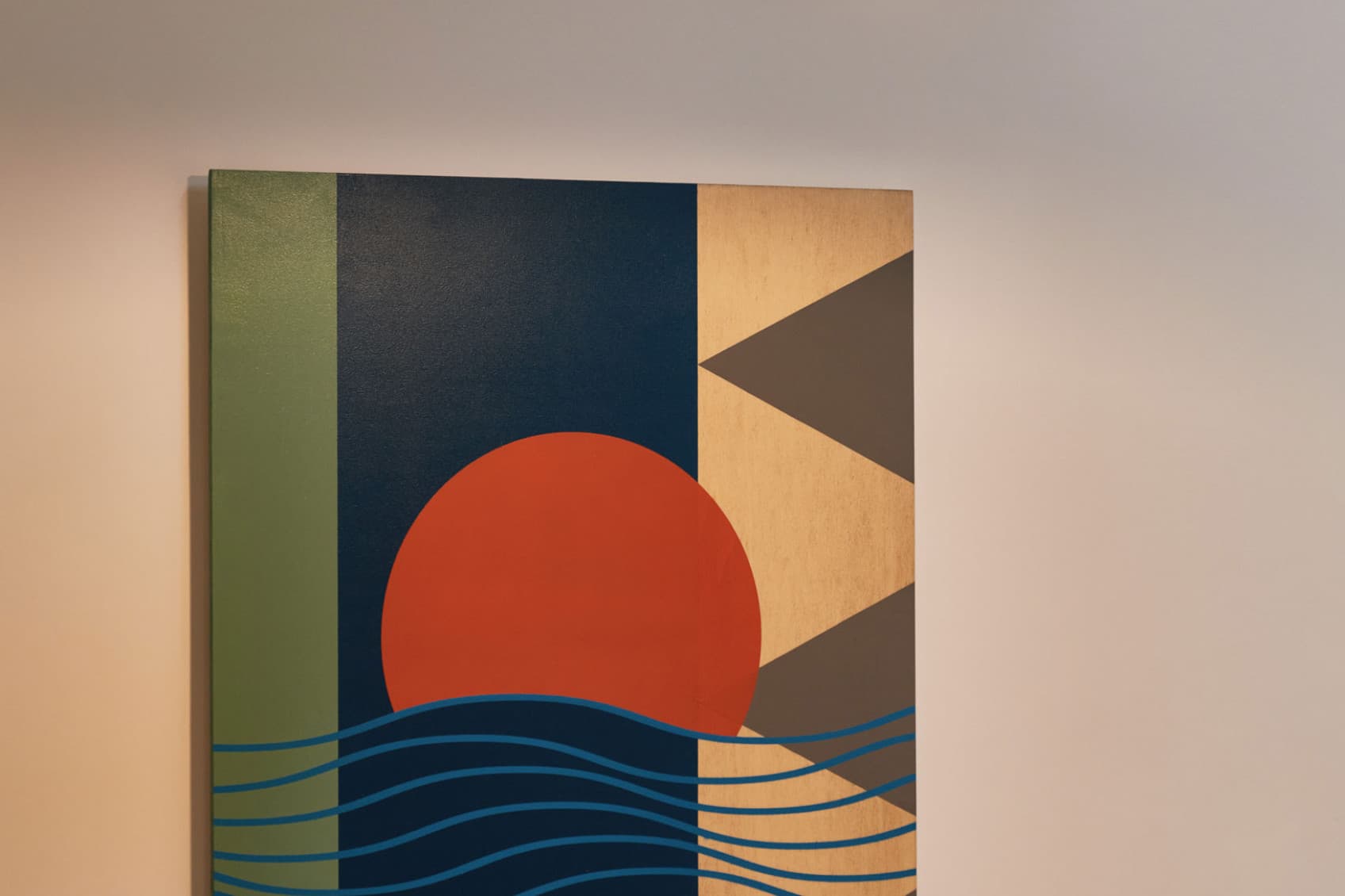 L'immagine mostra un dettaglio di un'opera d'arte esposta al Comfy Studio che raffigura il tramonto dorato sull'acqua, collegando lo Studio alla città portuale di Trieste.