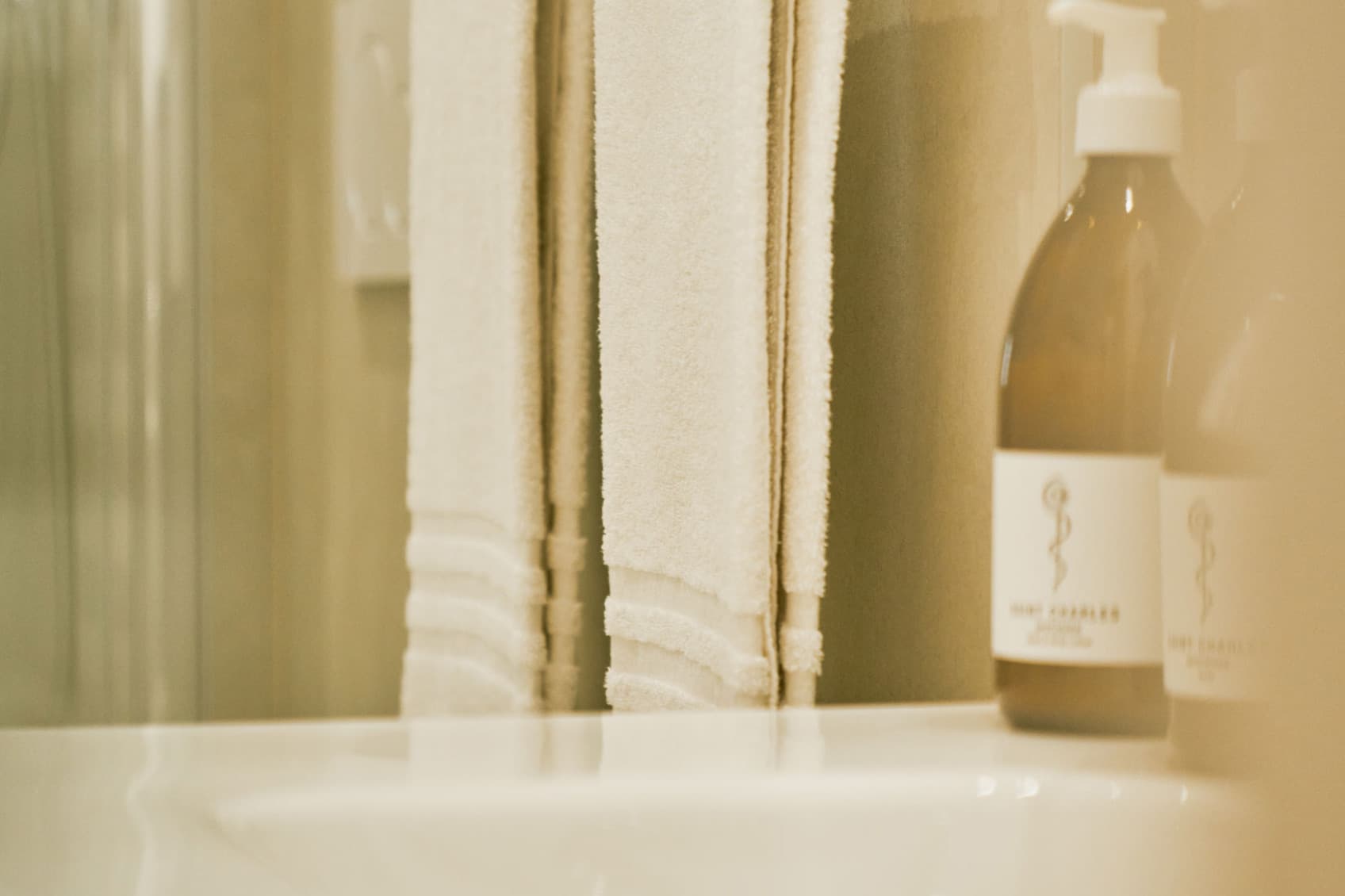 Si vede un'immagine dettagliata dei prodotti da bagno, ovvero i prodotti per la cura personale che mettiamo a disposizione dei nostri ospiti.