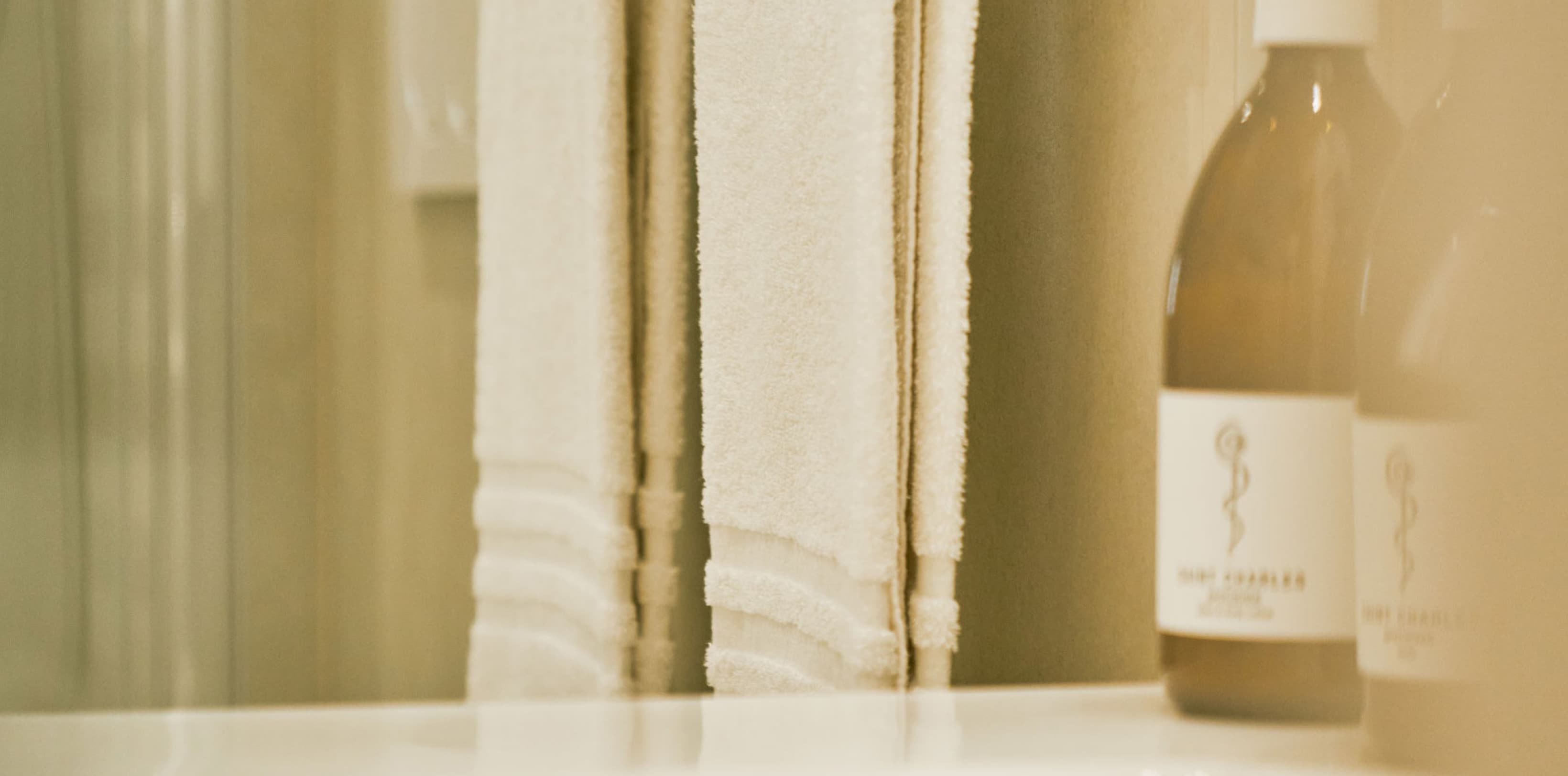 Zu sehen ist eine Detailaufnahme der Badezimmerausstattung, nämlich der Pflegeprodukte, die wir unseren Gästen zur Verfügung stellen.