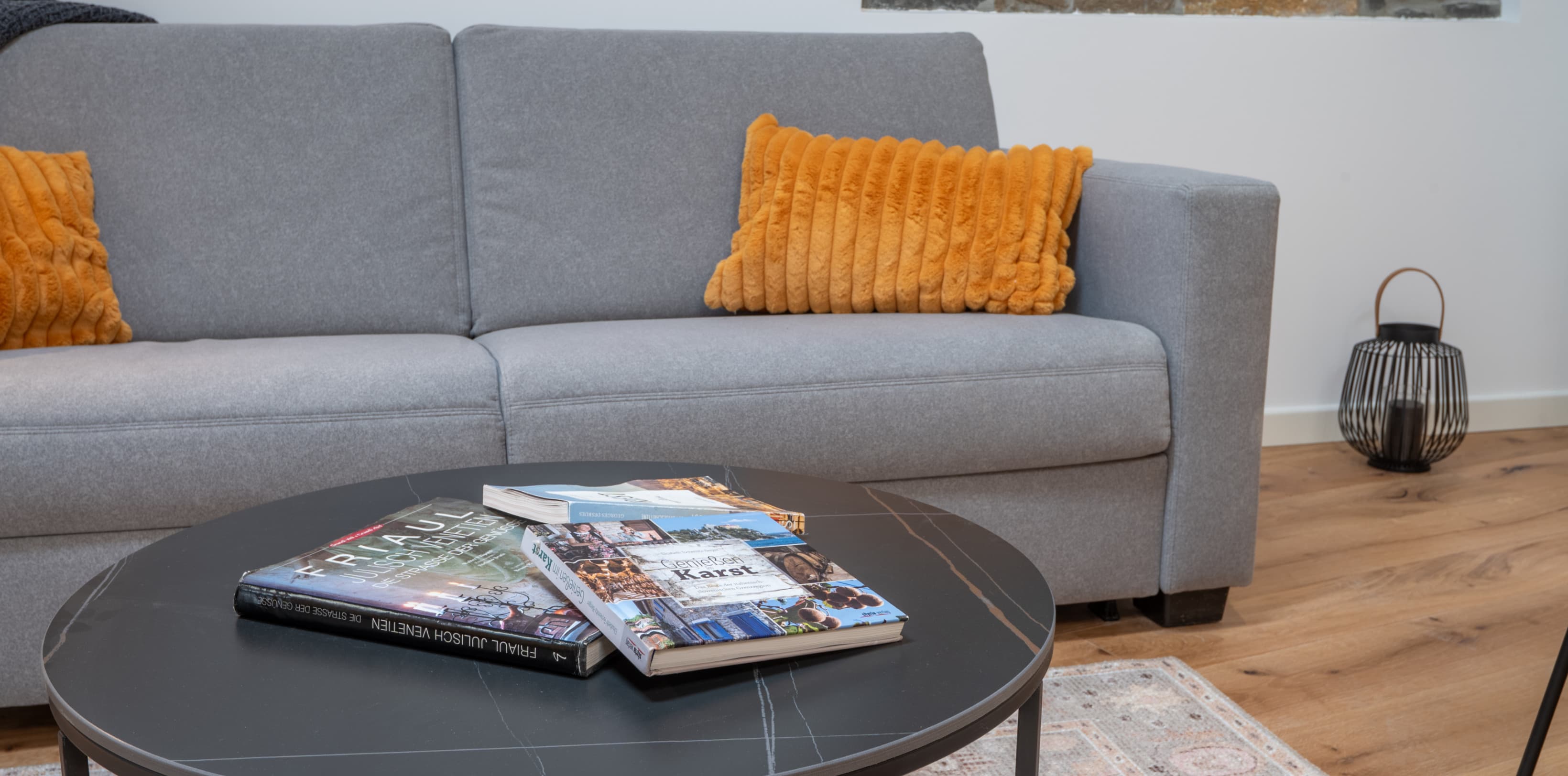 Auf dem Bild ist das bequeme Sofa zu sehen, das nach einem langen Tag zum Entschleunigen und Entspannen einlädt.