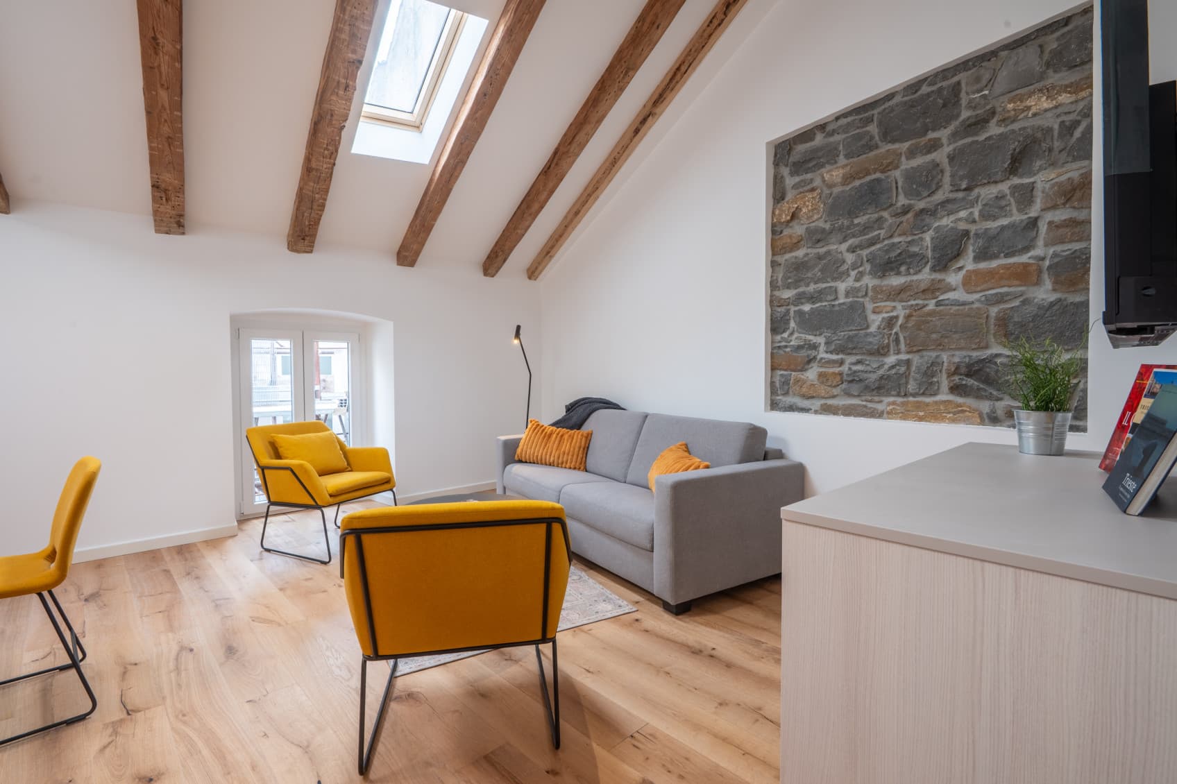 Ein Sofa, auf dem man auch schlafen kann, bietet zusammen mit zwei Sesseln den perfekten Platz, um Abende mit Ihren Lieben zu verbringen.