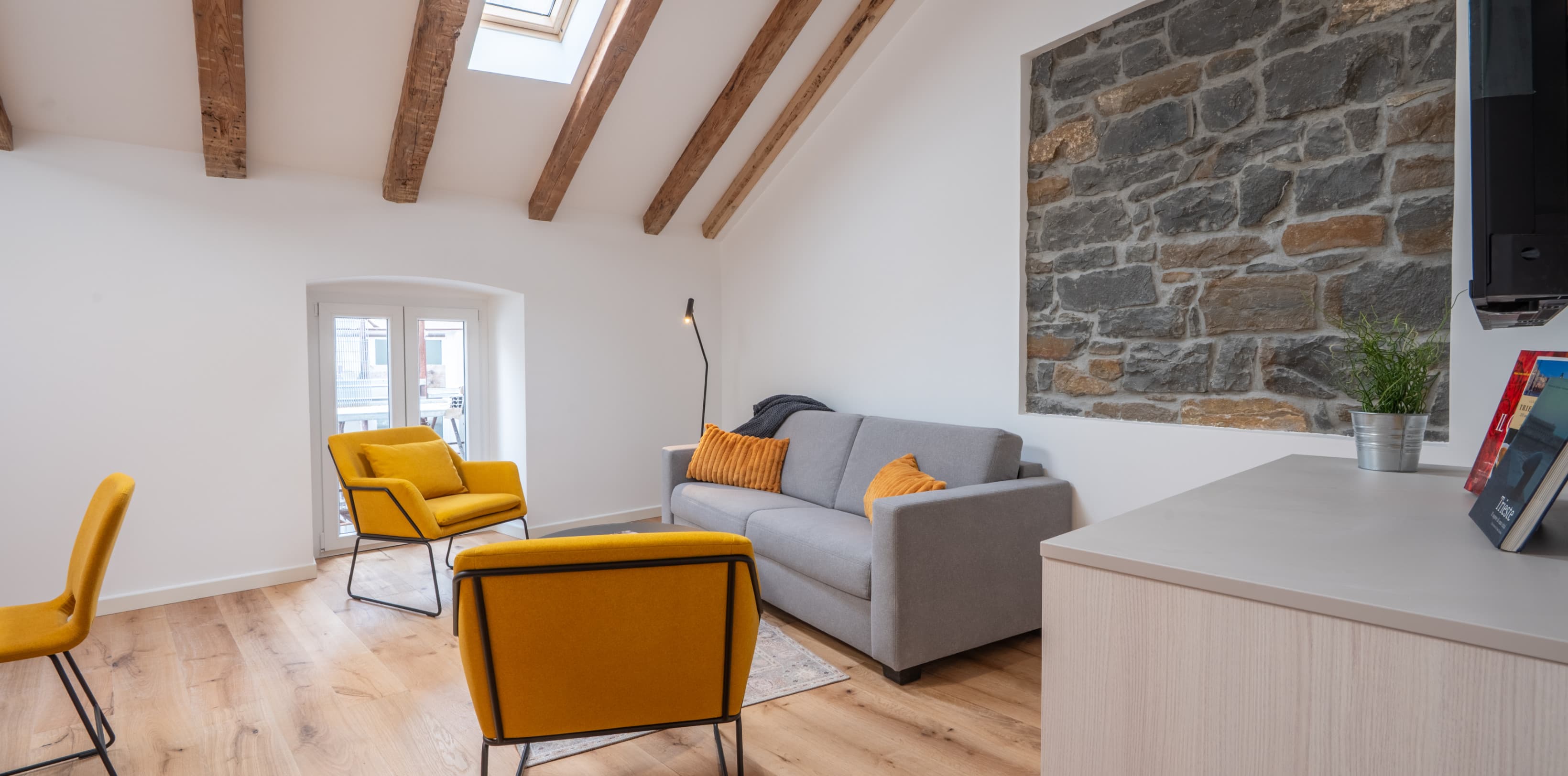 Ein Sofa, auf dem man auch schlafen kann, bietet zusammen mit zwei Sesseln den perfekten Platz, um Abende mit Ihren Lieben zu verbringen.