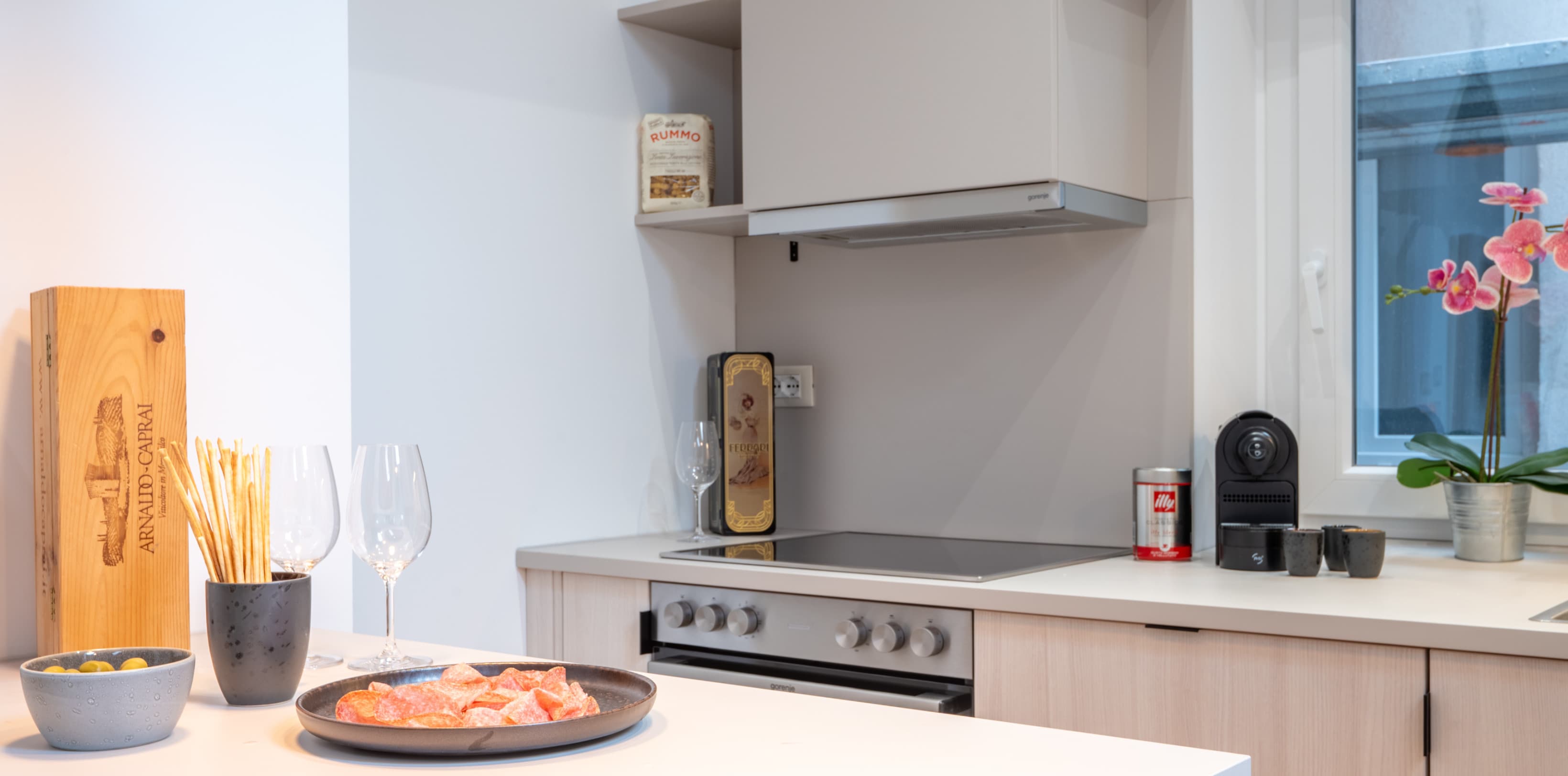 Nella foto, una cucina completamente attrezzata con fornelli, isola e tanto spazio per cucinare un pasto completo.