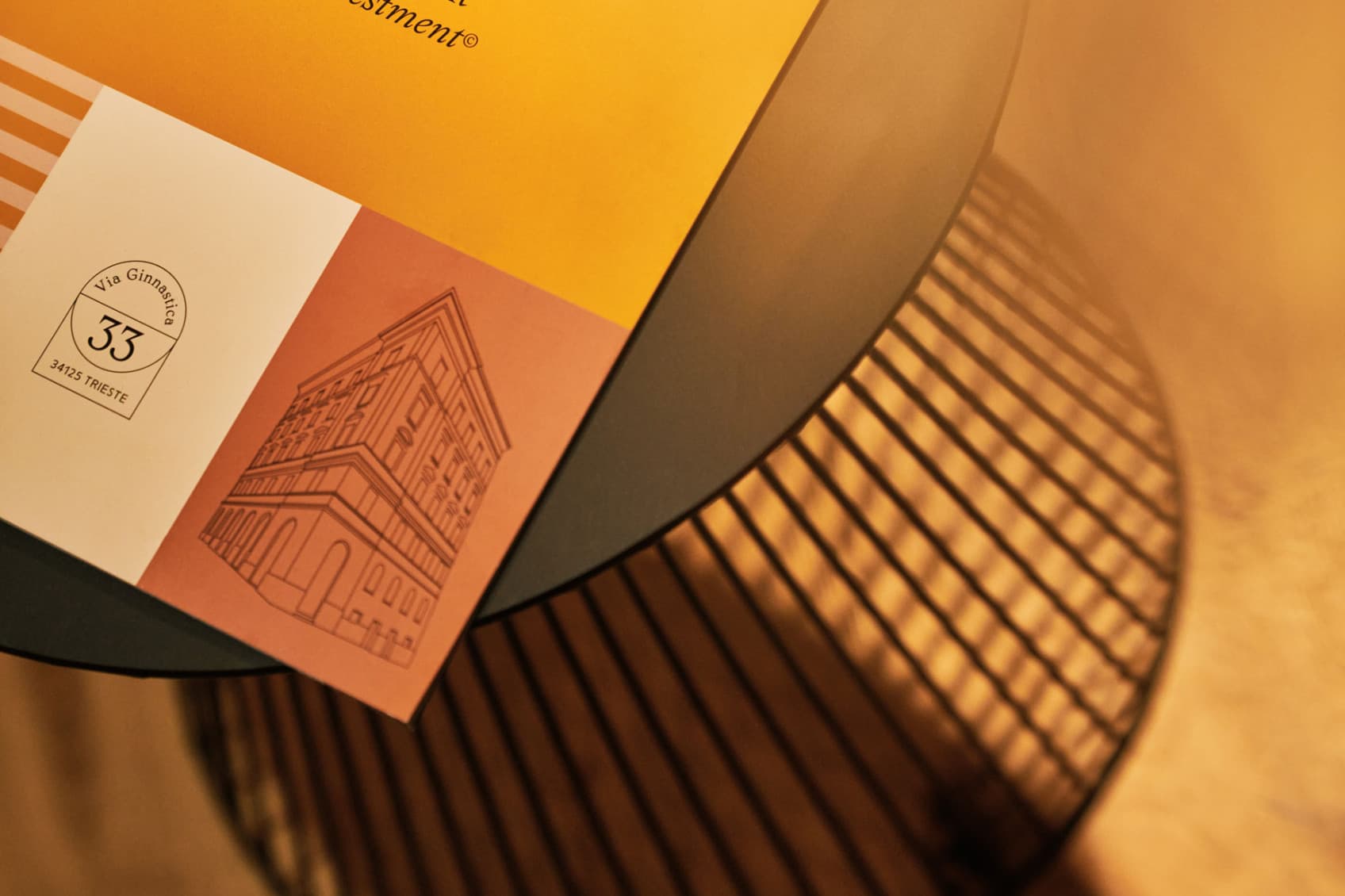 L'immagine mostra un dettaglio del tavolino del salotto, sul quale sono riportate le informazioni relative ai Serviced Apartments.