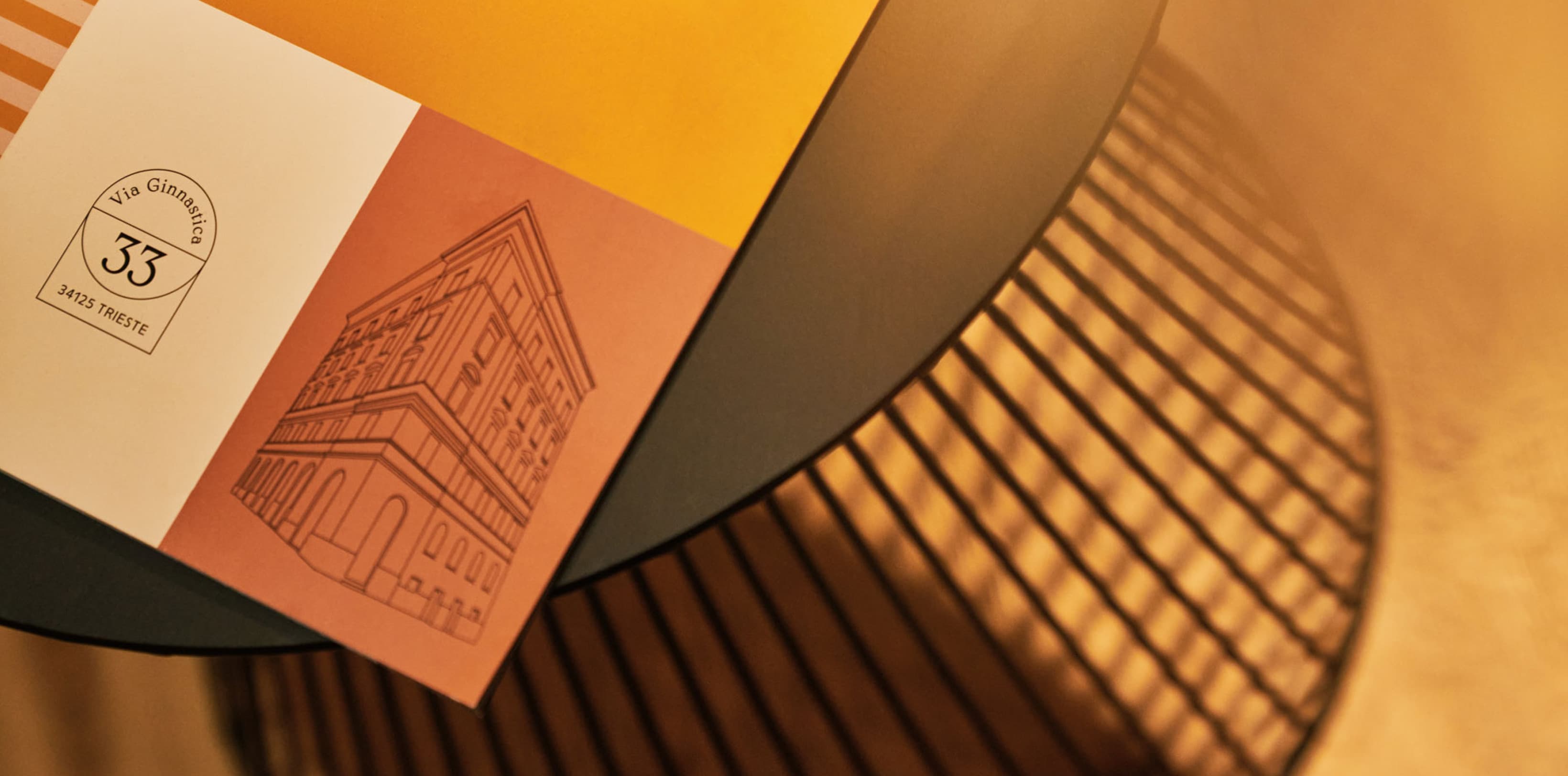 Gezeigt wird eine Detailaufnahme des Couchtischs im Wohnzimmer, auf der Informationen zu Serviced Apartments zu sehen sind.