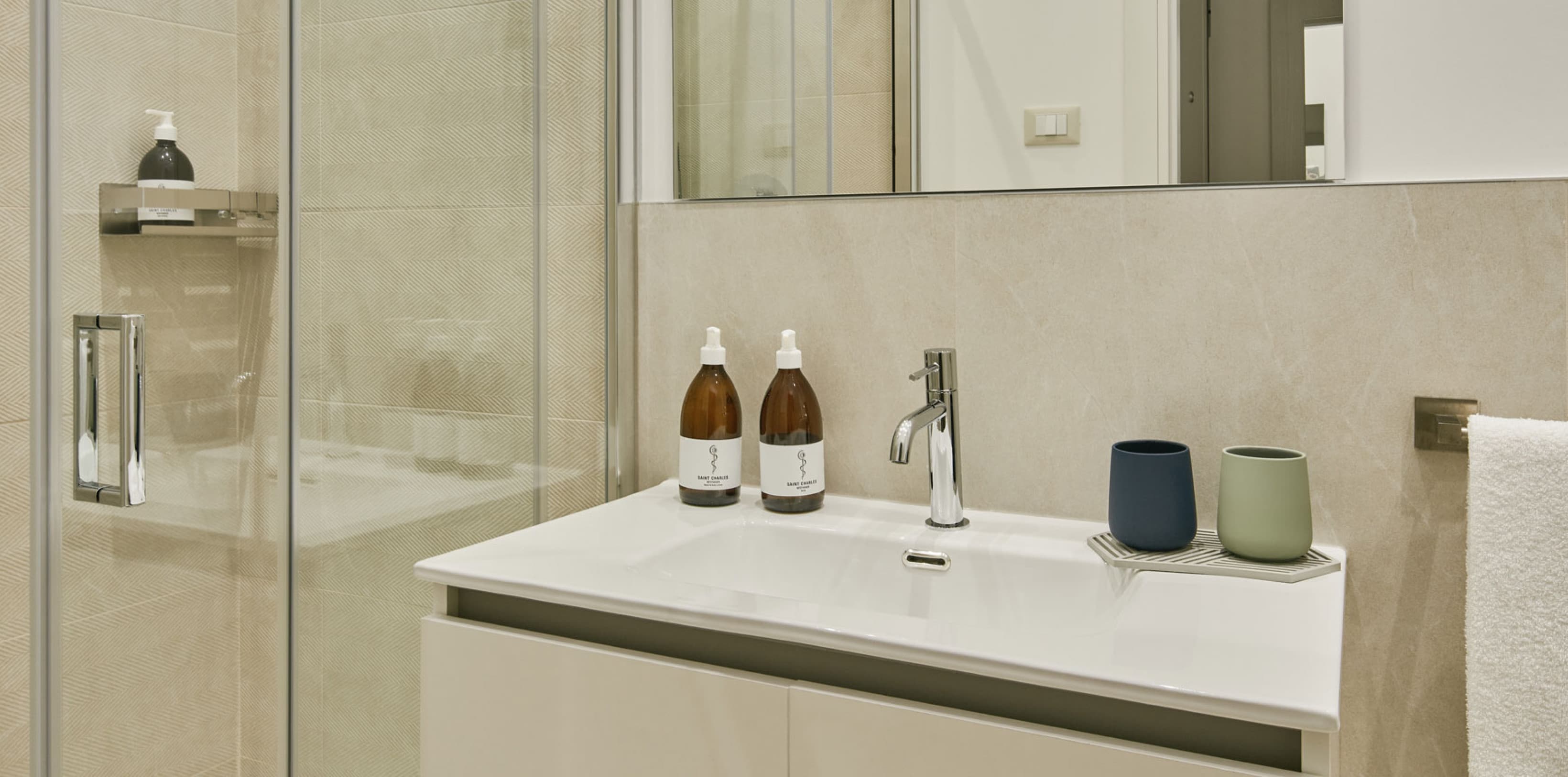 Das Foto zeigt das Badezimmer des Comfy Studio mit der begehbaren Dusche auf der linken Seite und dem Waschbecken auf der rechten Seite. Jedes Apartment ist mit kostenlosen Pflegeprodukten ausgestattet, um den Aufenthalt der Gäste noch angenehmer zu gestalten.