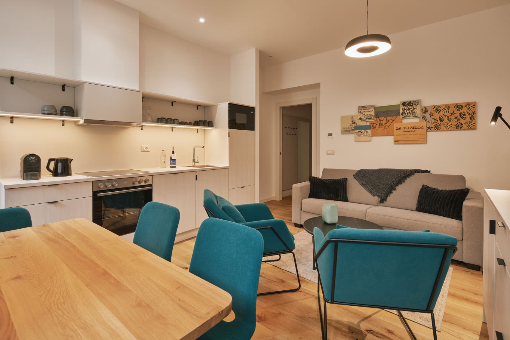 Si vedono la cucina e il soggiorno del Comfy Studio. L'ampio appartamento offre una cucina completamente attrezzata con spazio per un tavolo da pranzo e un divano letto per un letto aggiuntivo.