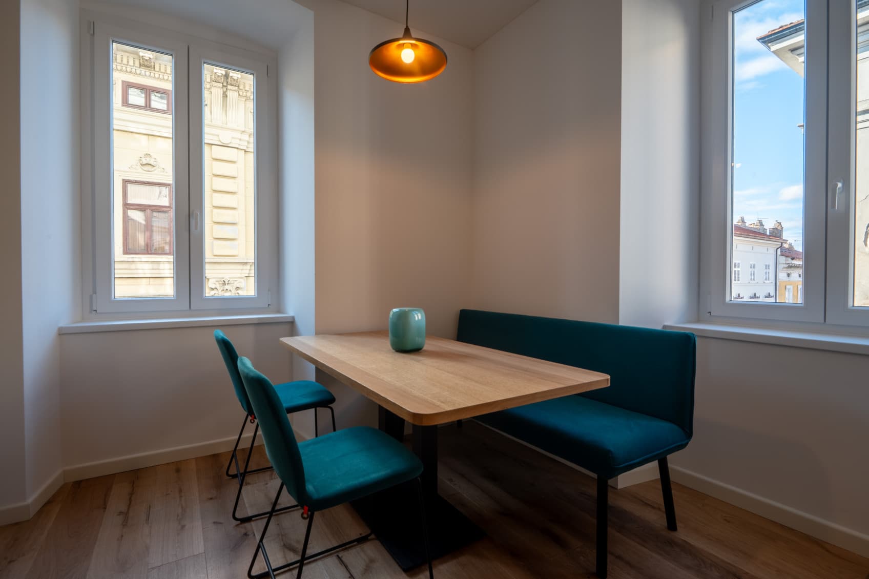 The spacious dining table is the perfect spot for a big breakfast, just a cup of coffee or to sit together and make new memories.Der geräumige Esstisch ist der perfekte Ort für ein großes Frühstück, eine Tasse Kaffee oder um zusammenzusitzen und neue Erinnerungen zu schaffen.