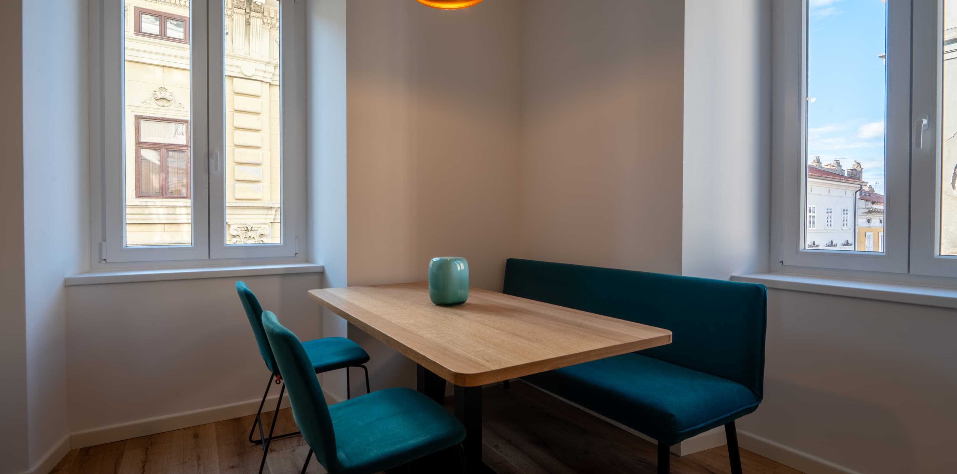 The spacious dining table is the perfect spot for a big breakfast, just a cup of coffee or to sit together and make new memories.Der geräumige Esstisch ist der perfekte Ort für ein großes Frühstück, eine Tasse Kaffee oder um zusammenzusitzen und neue Erinnerungen zu schaffen.