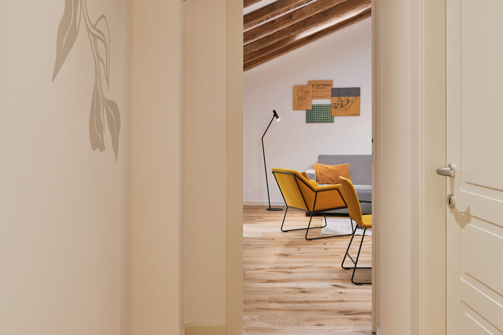 Il corridoio conduce al soggiorno e al bagno sul lato destro.