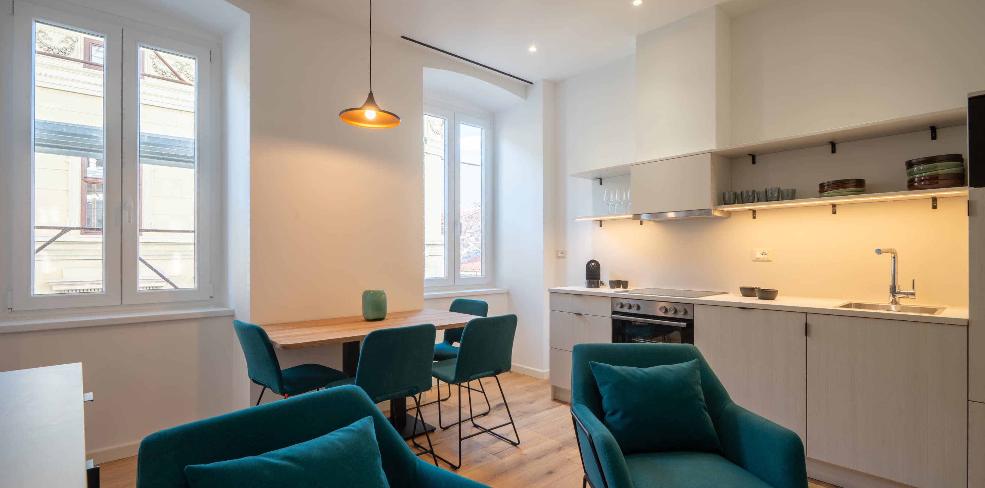 Die Küche bietet eine Mikrowelle, einen Geschirrspüler und Kochutensilien, so dass es Ihnen bei Ihrem Langzeitaufenthalt an nichts fehlen wird.