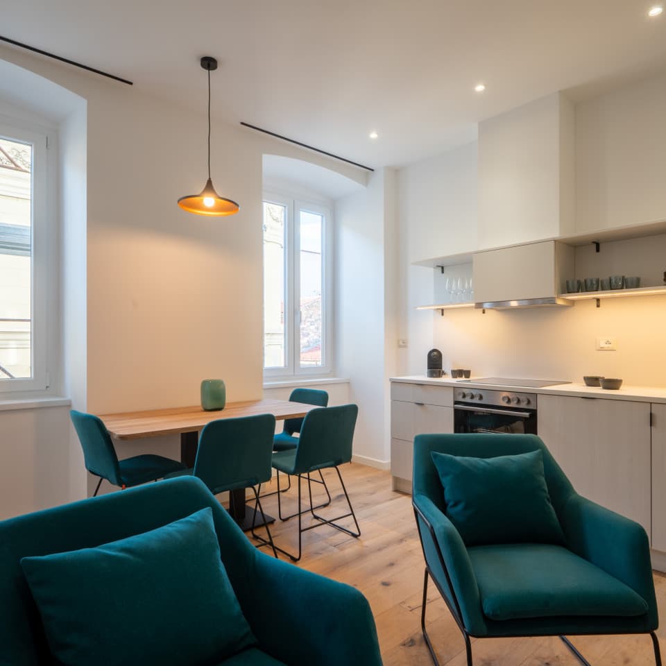 Die Küche bietet eine Mikrowelle, einen Geschirrspüler und Kochutensilien, so dass es Ihnen bei Ihrem Langzeitaufenthalt an nichts fehlen wird.