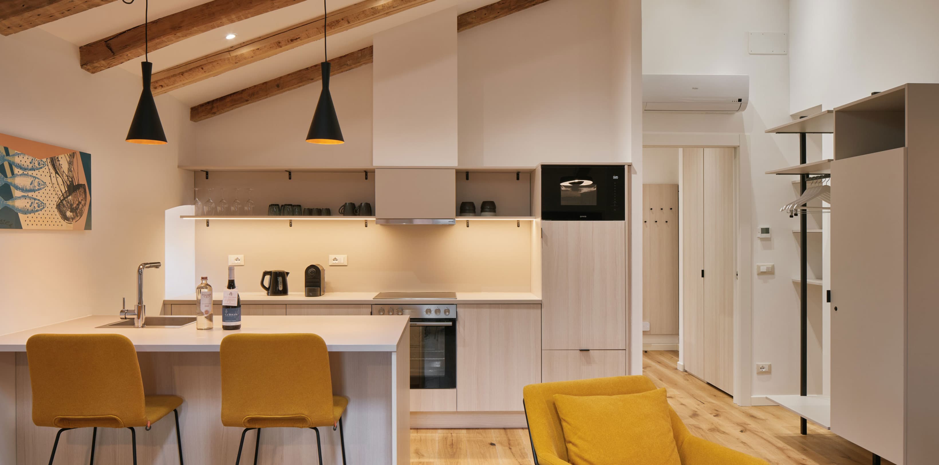 Seen is the Top Floor Spacy studio with the beautiful rennovated wooden ceiling. The fully equipped kitchen is embedded in the corner below the ceiling.