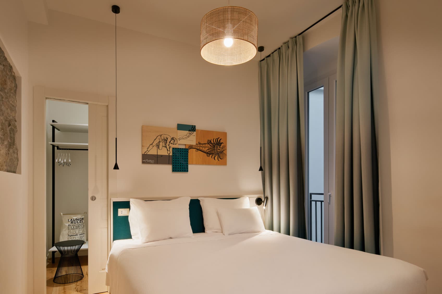 Nella foto è raffigurata la camera da letto dello studio Spacy. Sullo sfondo si trova l'ingresso di un armadio a muro e sul lato destro c'è un balcone alla francese che si affaccia sul cortile interno.