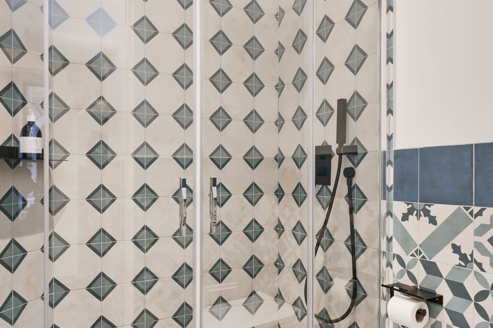 Blick in die maritim inspirierte Dusche, die die Nähe zum Hafen und die Individualität der Lofts verdeutlicht.