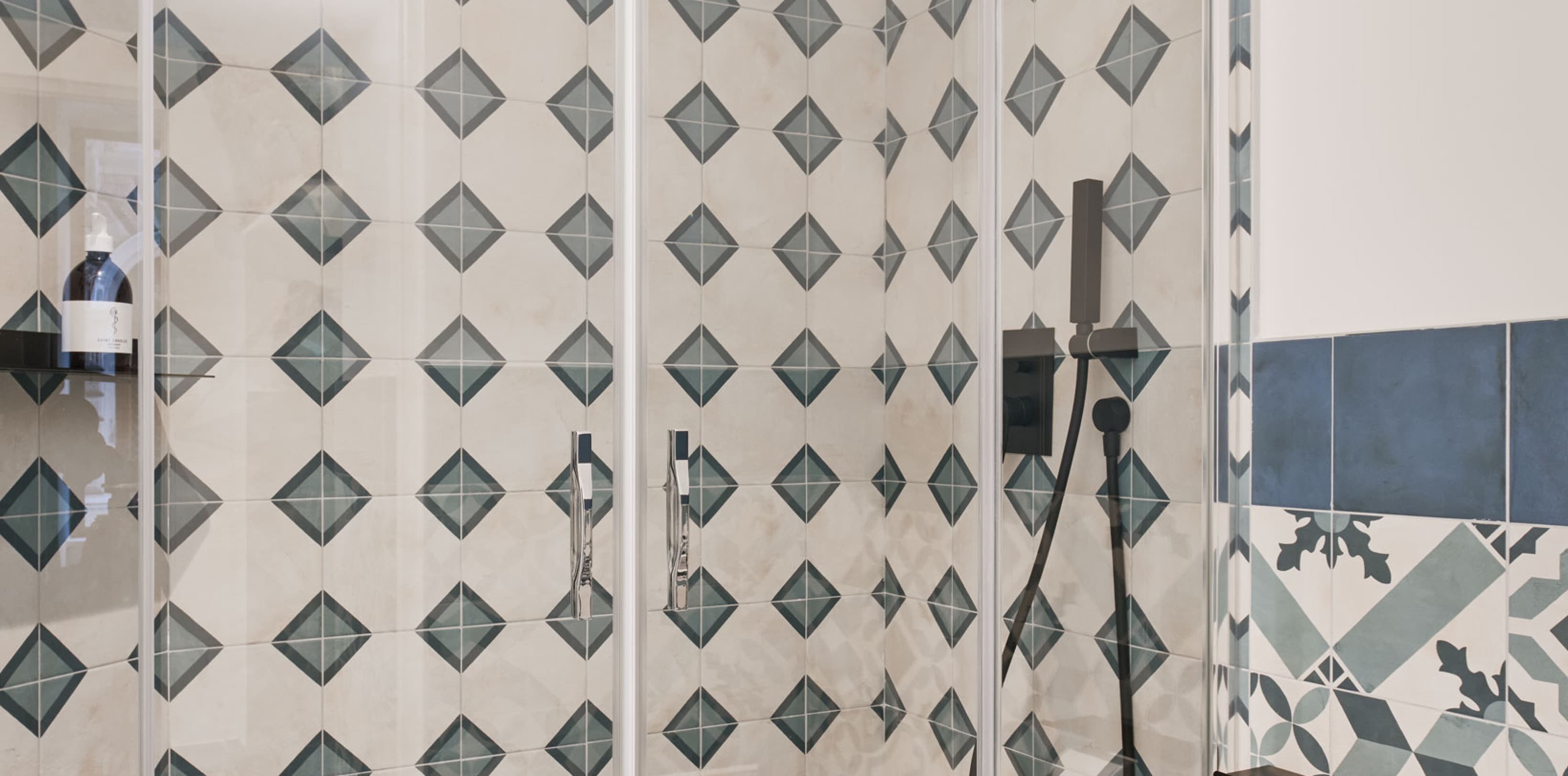 Vista della doccia in stile marittimo, che evidenzia la vicinanza al porto e l'individualità dei loft.