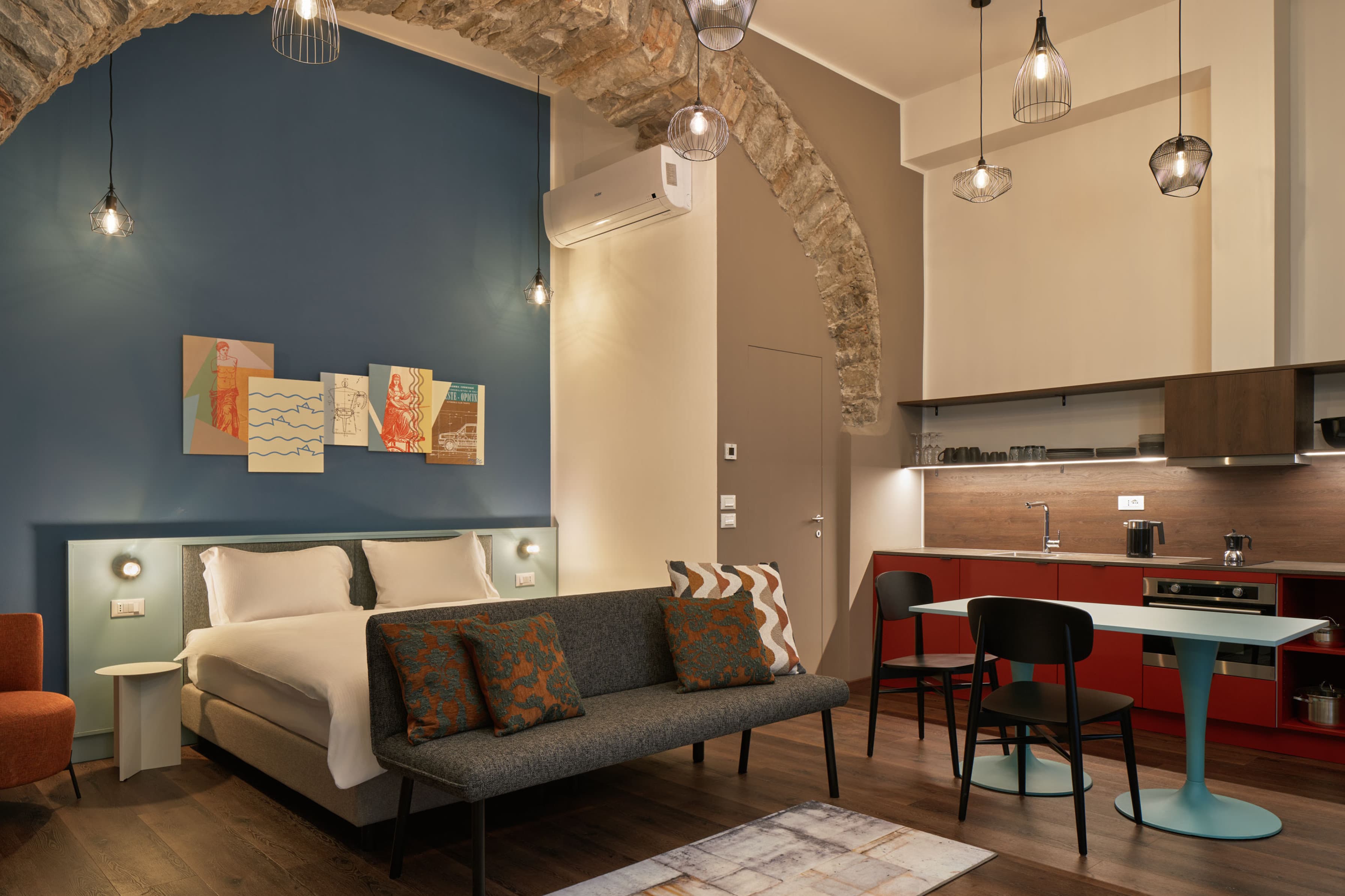 Quella che vediamo è la camera da letto di Il Sposa, situata al piano terra. Il loft, recentemente ristrutturato, mette in risalto la bellezza dell'edificio e la sua storia. Il concetto di spazio aperto comprende una cucina e una zona pranzo, oltre a un'area lounge dove rilassarsi dopo una giornata intensa.