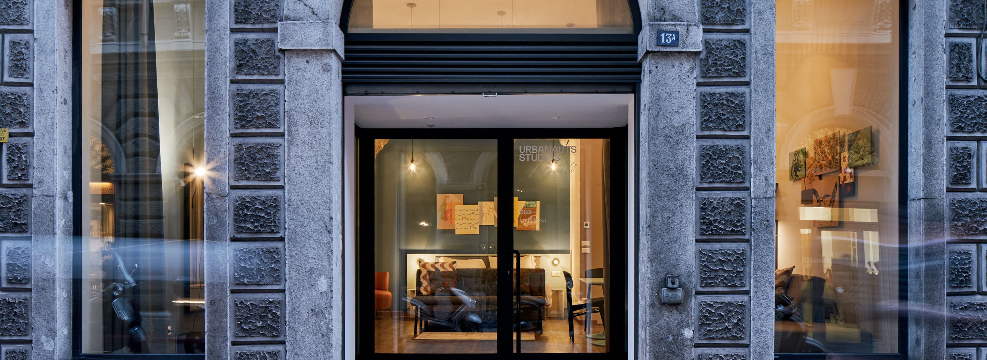 Si vede l'ingresso esterno di Il Sposa, situato al piano terra. Una grande porta-finestra e due grandi finestre su ciascun lato mostrano la camera da letto e l'appartamento, che offre un ampio loft per due persone.