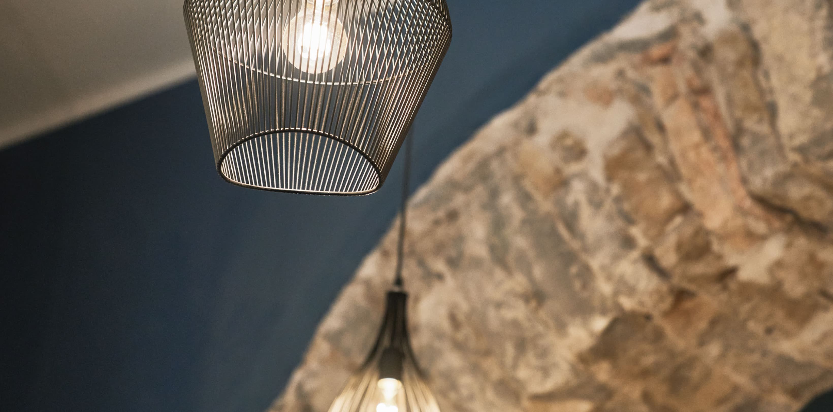 Si vede un'immagine dettagliata dei negozi splendidamente ristrutturati. L'arco in pietra è valorizzato da una lampada moderna e urbana, che sottolinea il concetto di URBANAUTS di combinare il nuovo con il vecchio.