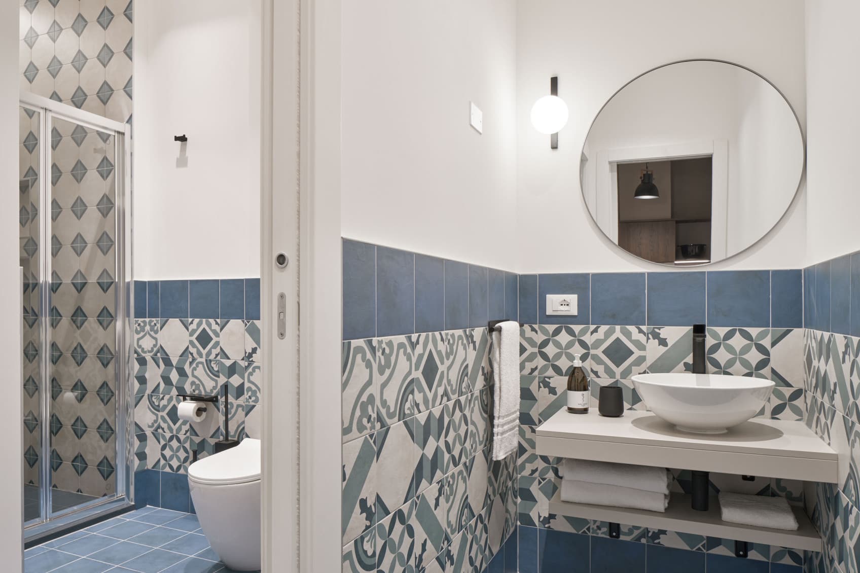 Zu sehen ist das maritim gestaltete Badezimmer, das neu renoviert wurde und die Individualität des Designs und die Liebe zum Detail zeigt.