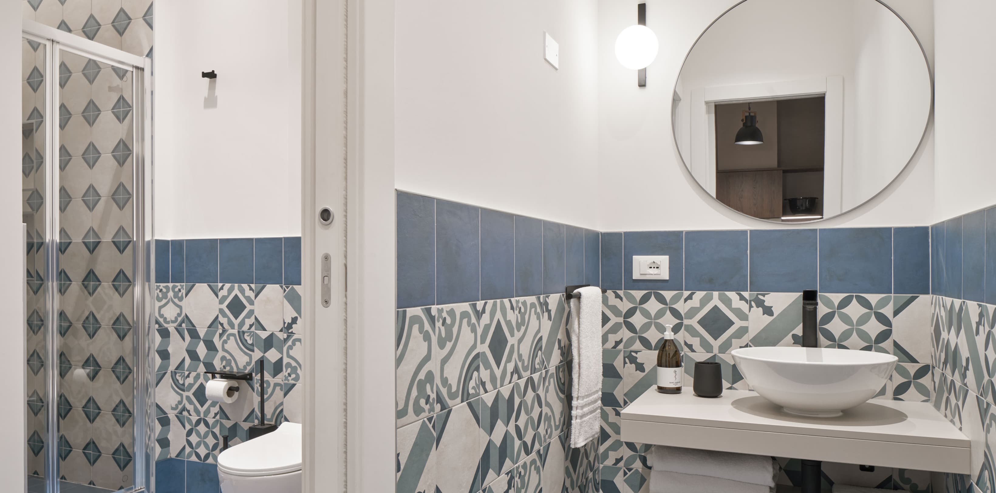 Si vede il bagno dai colori marittimi, che è stato recentemente ristrutturato e mostra l'individualità del design e l'attenzione ai dettagli.